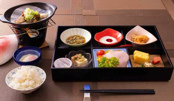 【ご朝食一例】彩り鮮やかなぬくもりある和食膳。オリジナリティ溢れる品々を召し上がれ♪