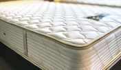 特別製のマットレスはスランバーランド社製の34センチ