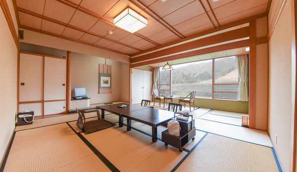 *【客室/和室12畳】どこか懐かしさのある和室。シンプルですがほっと一息落ち着けるお部屋です。