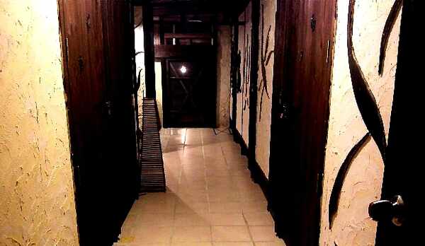 沖縄漆喰の壁と木材を使った館内廊下です、