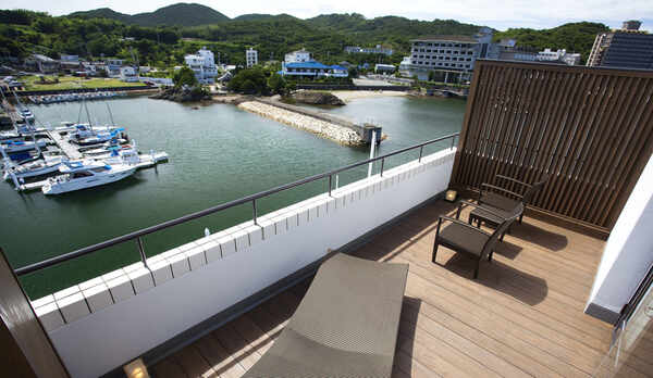 ≪温泉露天風呂付ハーバースパテラスルーム≫サントピアマリーナと三熊山をご覧頂けます