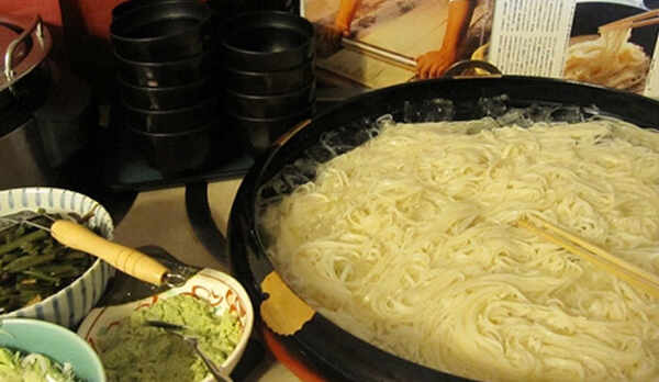 稲庭うどん　秋田名物稲庭うどんは、滑らかな喉ごしと軽やかな食感をご賞味ください。