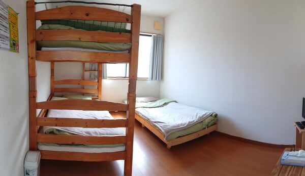 ・2段ベッド＋シングルベッド（1〜3名）トイレ・シャワー共同のお部屋