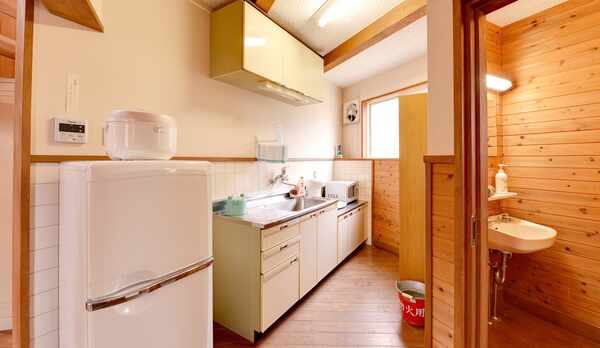 *【ファミリーコテージ一例】10畳のダイニングキッチン付きです。キッチン用品も一通り揃っております。