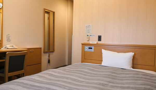 シングルルーム◇2019年8月リニューアル完了◇140cm幅のゆったりベッド・Wi-Fi無料