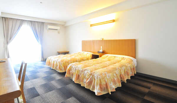 【洋室ツイン】広々明るいツインルーム