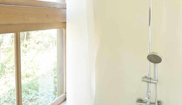 お風呂は特注のサイズでゆったりお二人で入ることができます