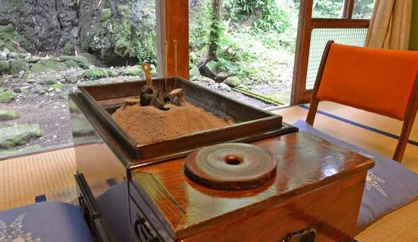 *【客室一例】囲炉裏のある部屋もあります。