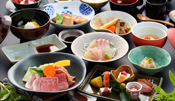 【大地の恵・和会席】メインは黒毛和牛と地鶏の陶板焼き☆／夕食一例