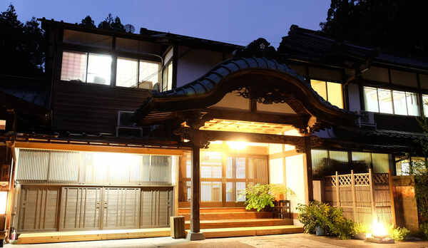 覚林坊「外観」向かいに隣接するテラスもございます