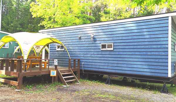 ・トレーラーハウス「コンフォートキャビン」タープ付きテラスでBBQが楽しめます。