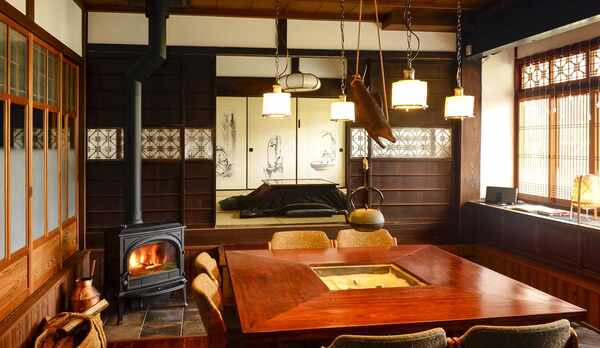 ・囲炉裏テーブルと薪ストーブのあるダイニング　趣のある空間でお食事をお召し上がりください