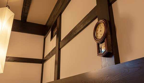 ・振り子時計がゆっくり時を刻みます