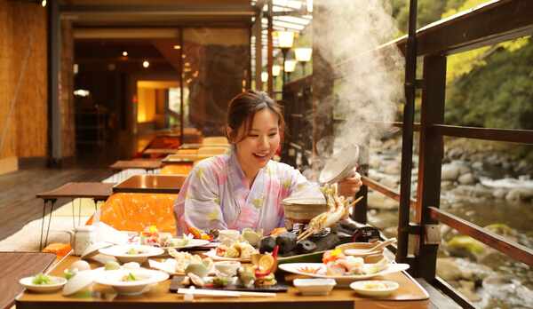 ＜川床＞秋冬のわさび鍋は複数人用で大きめに。わさびの爽やかな香りが食事の楽しみを倍増させる。