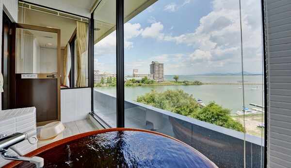 *【湖側ファミリー和洋室・展望つぼ湯付（一例】びわ湖を眺めながら、つぼ湯に浸かってお楽しみください。