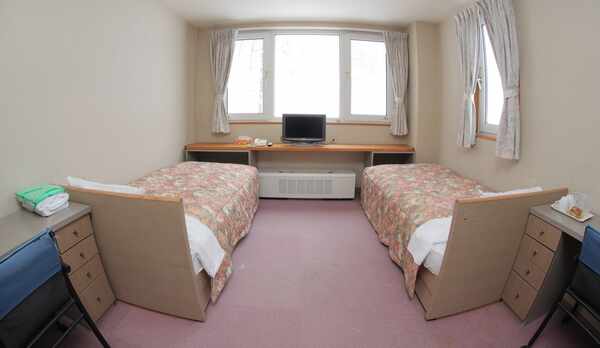 *【洋室ツイン】ミニキッチン付一例/たっぷり遊んだ日はツインベッドでぐっすり♪