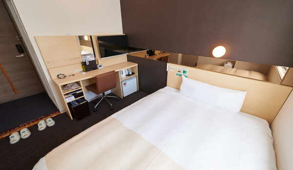 スタンダードシングルルーム　通常シングルルーム、窓の外にはＪＲ奈良駅！