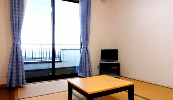 【本館和室6畳】1人・2人旅に最適な広さの和室です。 落ち着いた時間をお過ごしください。