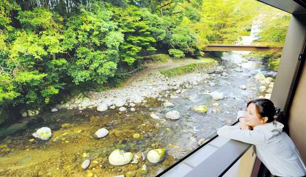 ＜渓流テラス付き和室＞テラスから眺める渓流は本当に近く、天城に来た実感を感じられる。