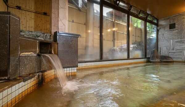 【大浴場　自家源泉】温泉は湯あたり柔らかなマイナスイオン含有の癒し湯です。