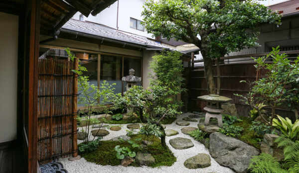 【本館】西側の庭。向かい側には、旧文庫蔵があり、現在は直営の産地ギャラリーショップ「暦〜こよみ〜」