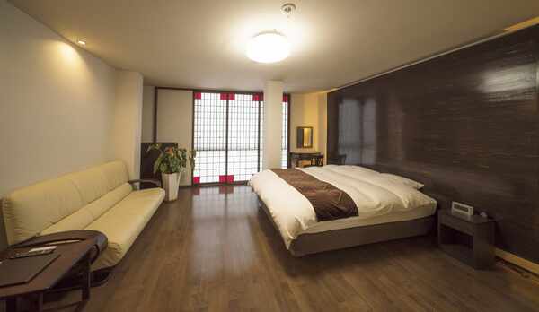 シックな色合いでまとめられた落ち着いた雰囲気のお部屋。