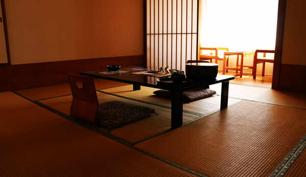 広々としたお部屋でのんびりと過ごす