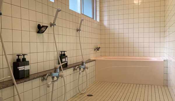 ・＜1F共用バスルーム＞丁寧な清掃でいつも清潔に保たれています