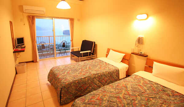 *【ツインルーム】高い天井にタイル床のお部屋。窓際の簡易ベッドを使えば最大3名様までご利用可能です。