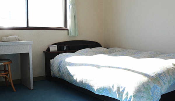 *［シングル一例］ダブルベッド1台を配したシンプルな洋室