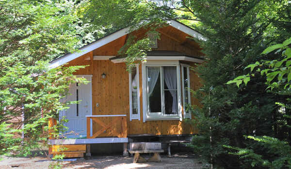 *2名用コテージ_外観／池に面した一戸建て・庭付き （１ＬＤＫ＋ベランダ）38平米！