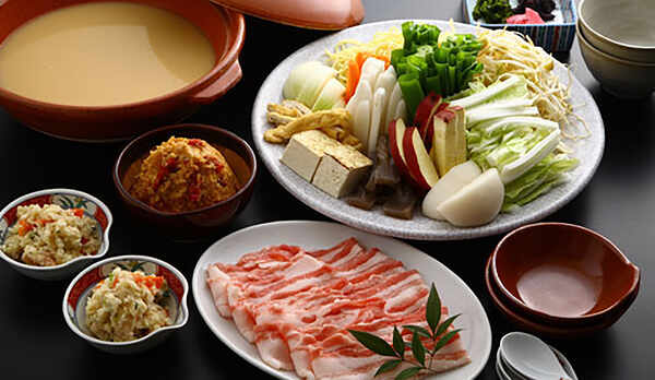 *【ピリ辛味噌鍋】ピリッとした辛さと味噌の甘さと旨味が口のなかに広がる「ピリ辛味噌鍋」♪