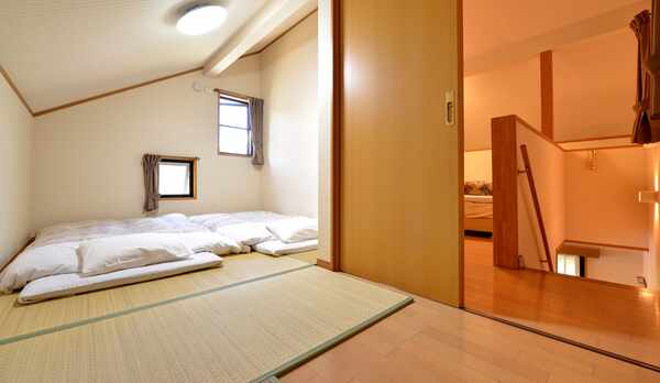 *【4〜5名用コテージ】寝室は洋室のベッドと和室のお布団で。