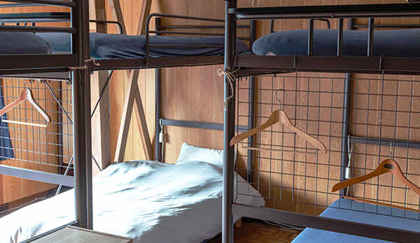 ・眺望：川のお部屋では、2段ベッド2台+シングルベッド1台となります。