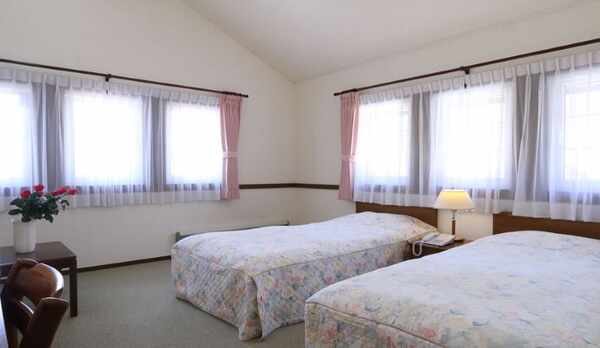 天井が高くのんびり寛げるツインルーム