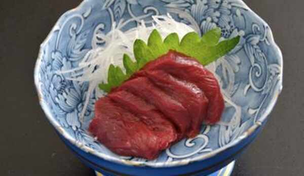 *夕食一例／会津名物の桜刺し。辛味にんにく醤油ダレでいただくのが特徴です。