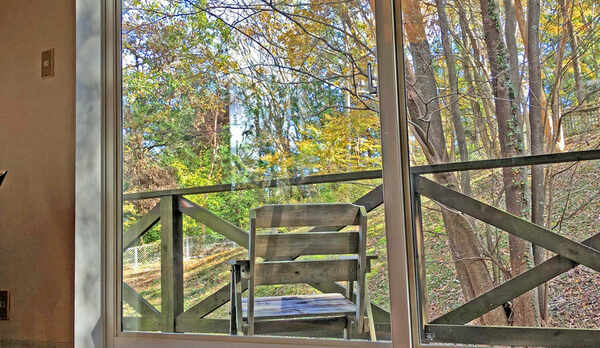 食堂の窓です。お食事と景色、お楽しみください。