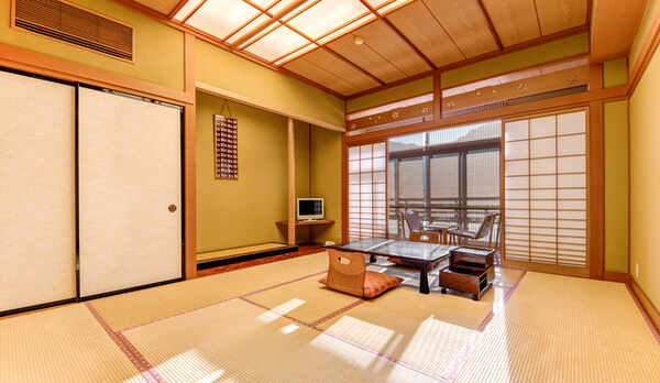 *和室10畳一例／窓際の広縁スペースが付いた純和風のお部屋