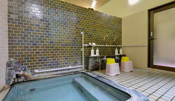 *小浴場/源泉は&ldquo;弘法大師の授け湯&rdquo;として長い歴史を持つ瑠璃の湯。刺激が少なくよく温まるお湯と評判◎