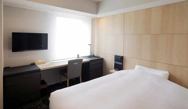 140cm幅ベッド・ワイドデスク完備のシングルルーム