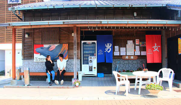 お風呂上りにベンチに座ってゆっくり一休み