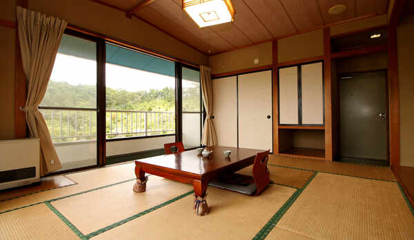 【和室10畳】窓の向こうに広がる庭園は癒される景色が広がります。