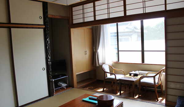 客室　♪８畳プラス２畳広縁♪