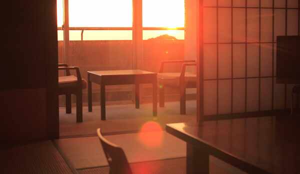 【客室】真っ赤な夕陽が差し込む