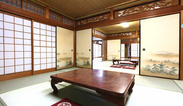 【本館1階】 襖仕切の開放感あるお部屋でごゆっくり