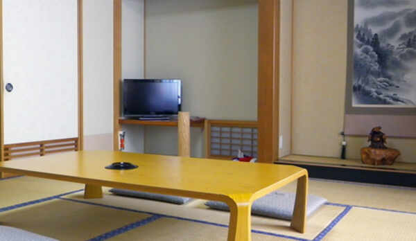 *【新館和室一例】清潔で快適な10畳の和室。窓の外には南アルプスの山々の景色が広がります。