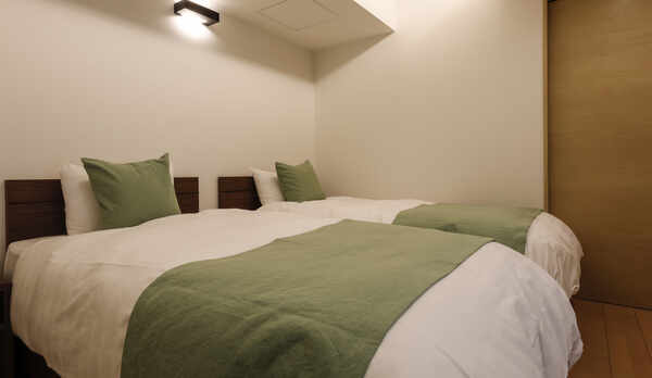 2022年4月オープン　眺望風呂客室【立夏】　寝室　シモンズツインベッド