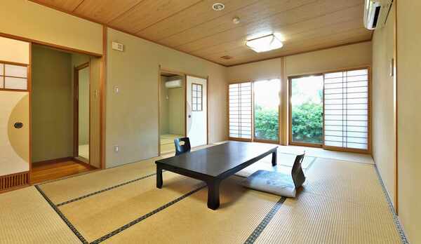 【白壁館】客室　※木造のぬくもりが伝わる寛ぎの空間です。
