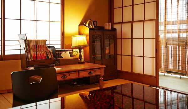 『あられの間』懐かしい小物や置物に心やすらぎます。