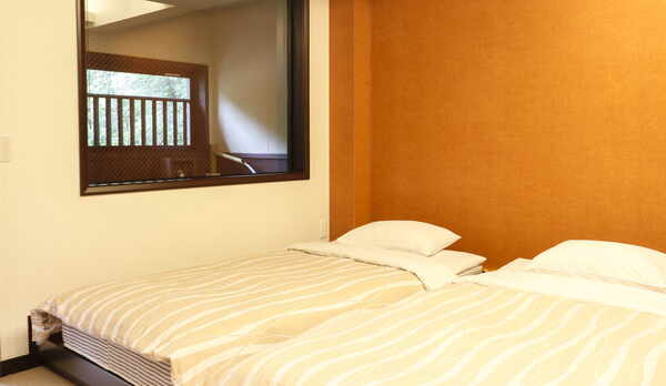 【花心楼：茜】シックな雰囲気の中にも木のぬくもりが引き立つデザインで、心ゆくまでおくつろぎください